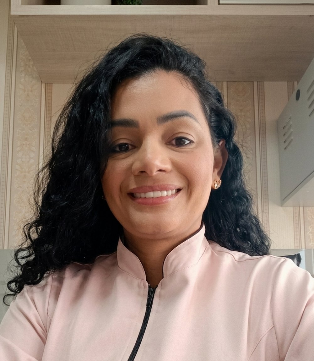 Ludmila Rondon, neuropsicopedagoga clínica, sorrindo em seu ambiente de trabalho em Cuiabá